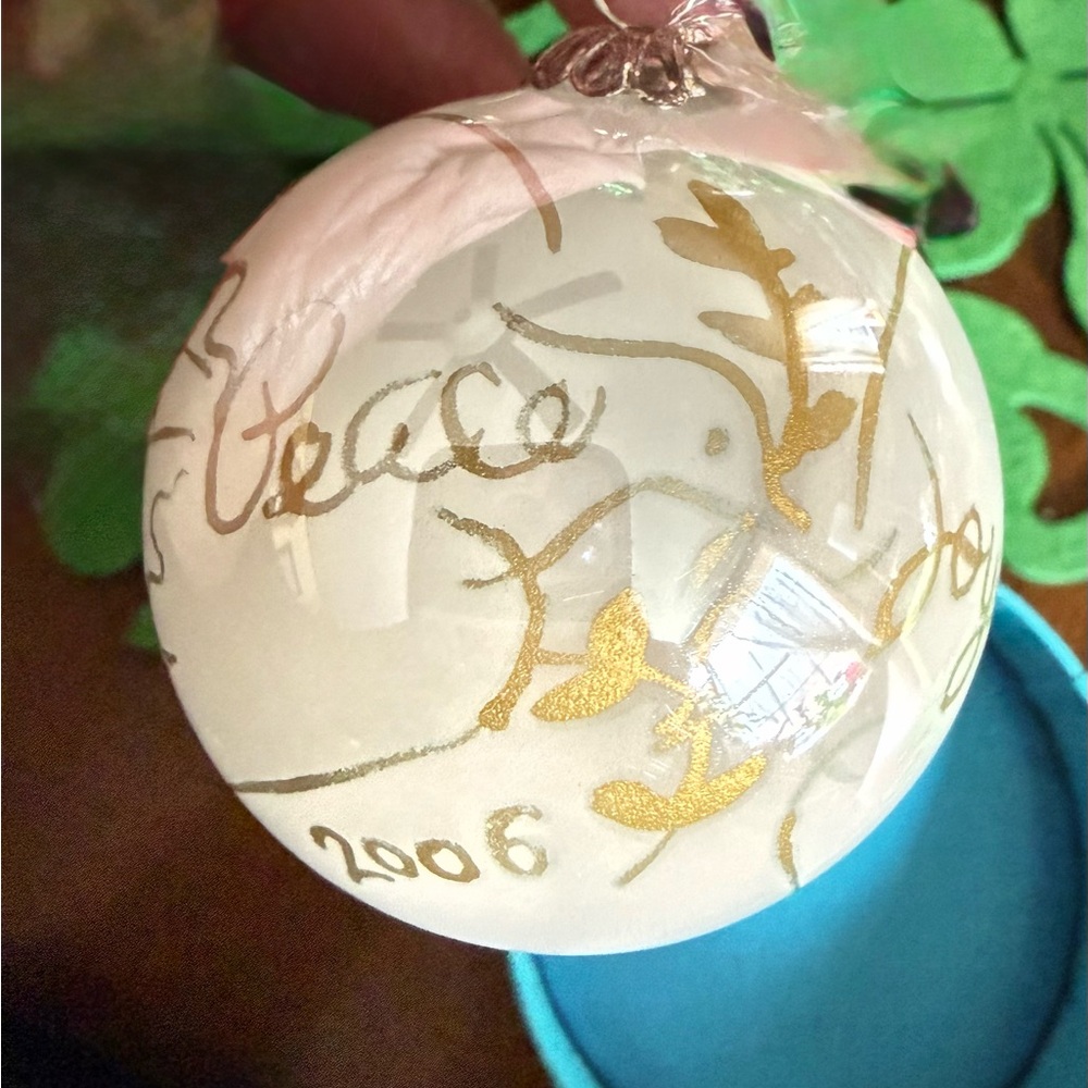 Elegant White and Gold Holiday Ornament Li Bien